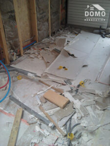 Montgeront-renovation-domo-demolition-carrelage-accessoires-sanitaires-papier-peint-peinture